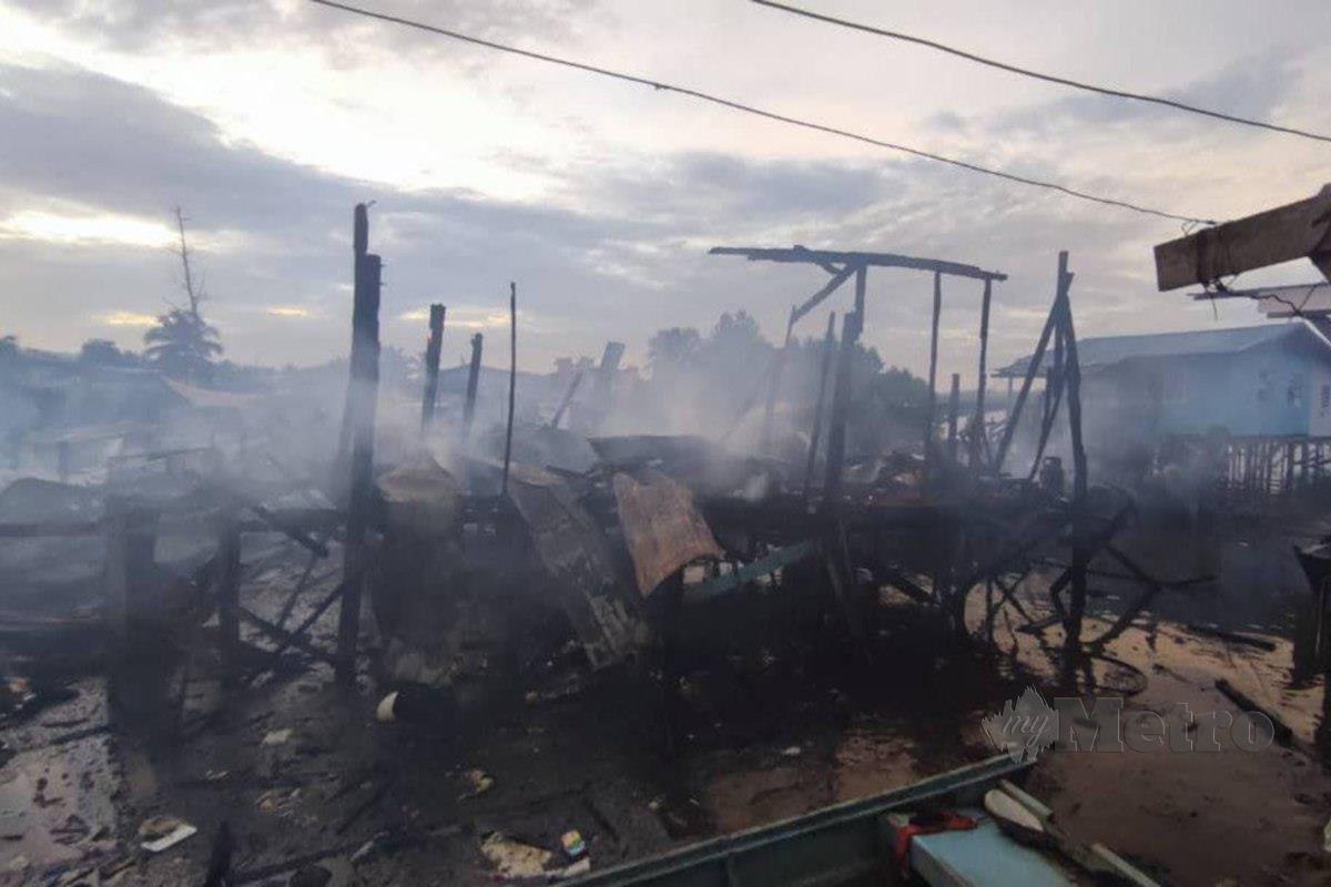 Kebakaran yang memusnahkan lapan buah rumah di Kampung Sebiew pagi tadi. FOTO ERIKA GEORGE