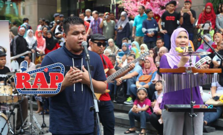 KUMPULAN Caliph Buskers membuat persembahan Busking Finalis AJL32 di Dataran Sogo. FOTO Mahzir Mat Isa