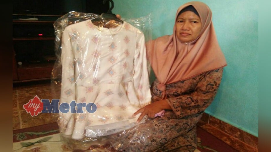 JAMILAH menunjukkan baju yang dibeli arwah Nurbaya bagi majlis pertunangan yang dijadualkan berlangsung pada Disember ini. FOTO Nor Farhani Che Ad