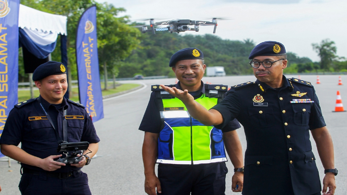 HANIF Yusabra  (kanan) menerangkan dron yang digunakan oleh JPJ. FOTO Azrul Edham.