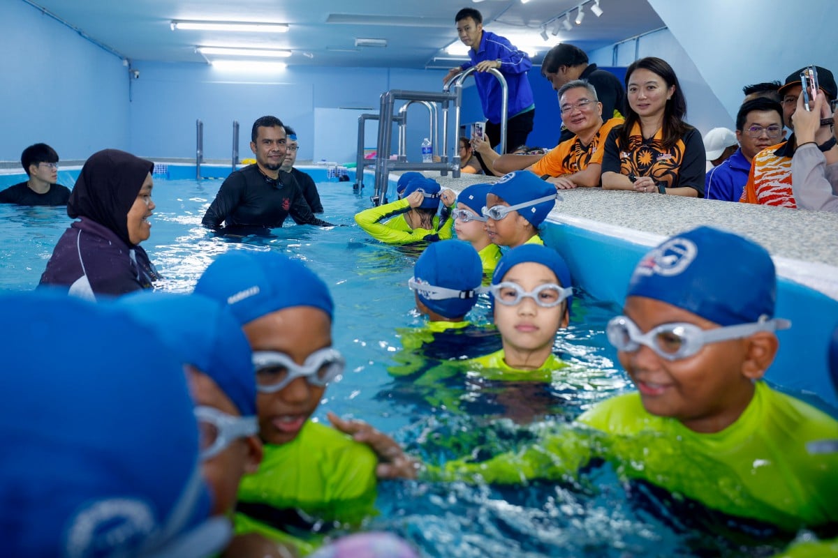 HANNAH (tiga, kanan) semasa melihat aktiviti renang yang berlansung pada majlis Perasmian Program Kemahiran Latihan Asas Sukan (KLAS) Renang Parlimen Kota Melaka di RNJ Swimming Academy, Kota Laksamana hari ini. FOTO BERNAMA