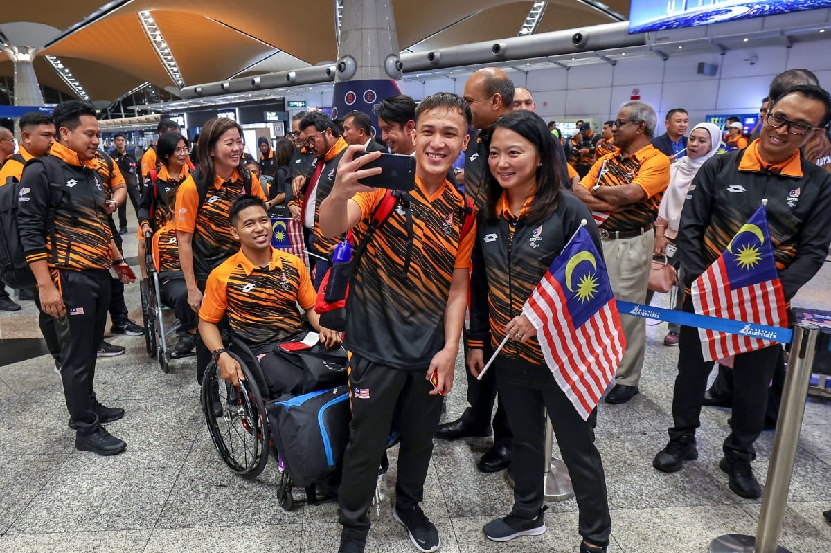 HANNAH Yeoh beramah mesra bersama para atlet semasa majlis pelepasan Kontinjen Malaysia ke Sukan Para Asia Keempat Hangzhou 2022 di Lapangan Terbang Antarabangsa Kuala Lumpur (KLIA) malam tadi. FOTO BERNAMA