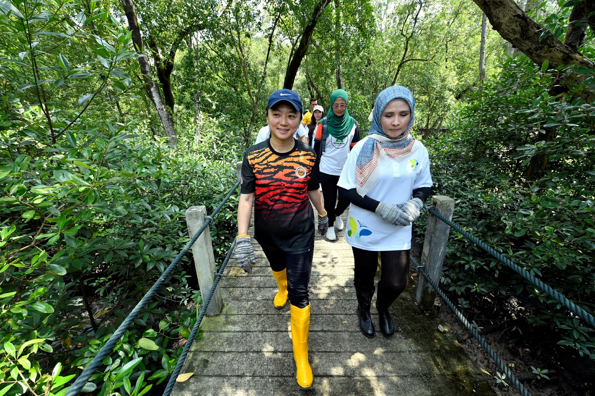 HANNAH (kiri) hadir ke Program ALAM Be-Leaf Mangrove Tree Planting di Mangrove Point Pelabuhan Klang hari ini. -FOTO Bernama 