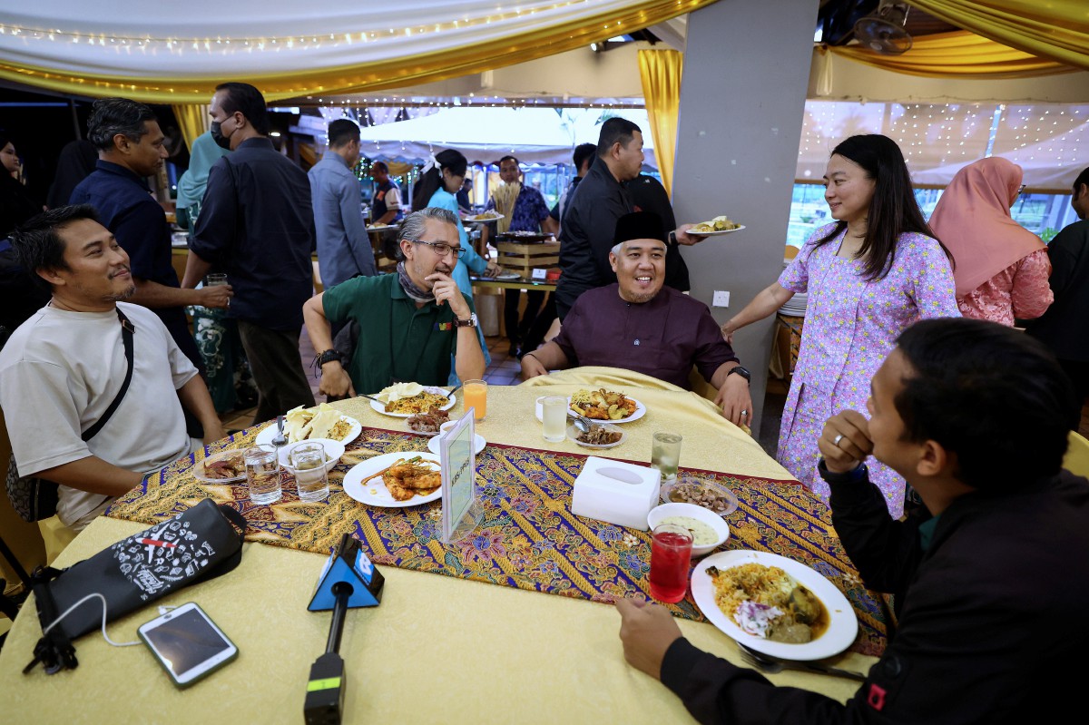 HANNAH (kanan) beramah mesra bersama para pengamal media pada Majlis Ramah Mesra bersama Pengamal Media 2024 di Kelab Golf Negara Subang, Petaling Jaya, semalam. FOTO BERNAMA