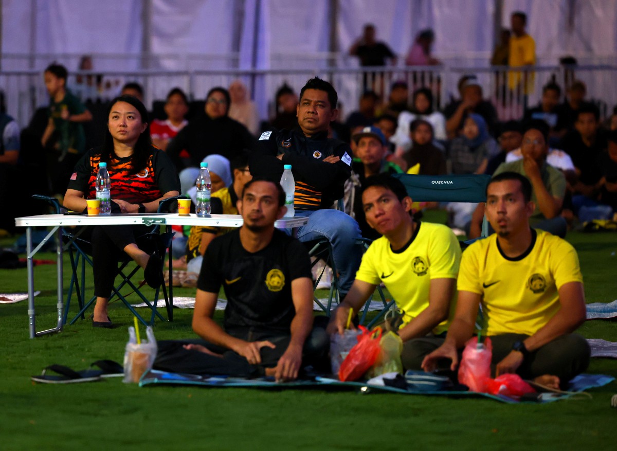 HANNAH (kiri) turun padang bersama penyokong menonton siaran langsung perlawanan akhir antara Malaysia menentang Korea Selatan peringkat Kumpulan E Piala Asia 2023 di Dataran Putrajaya hari ini. FOTO BERNAMA