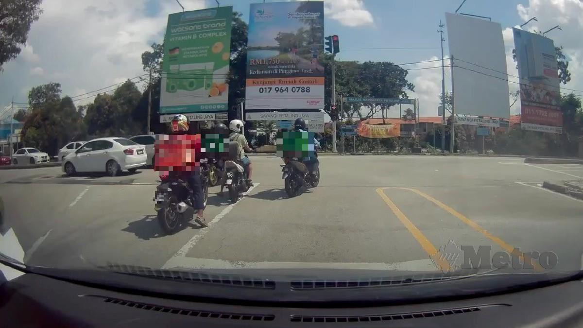 Gambar daripada rakaman video memaparkan penghantar makanan sebelum dilanggar kereta di Jalan SS2/24, Petaling Jaya, semalam. Foto Ihsan Chester Chong