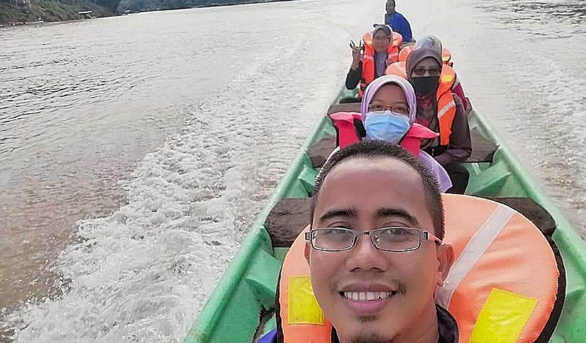 GURU SK Ulu Tembeling terpaksa menaiki perahu meredah sungai Tembeling selama 20 minit untuk menghantar sendiri modul PdPR  ke rumah murid Orang Asli Kampung Sungai Kuching. FOTO Ihsan guru SK Ulu Tembeling