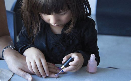 TIDAK hanya muka, lukisan dan mainan warna turut dibuat pada tangan dan jari.