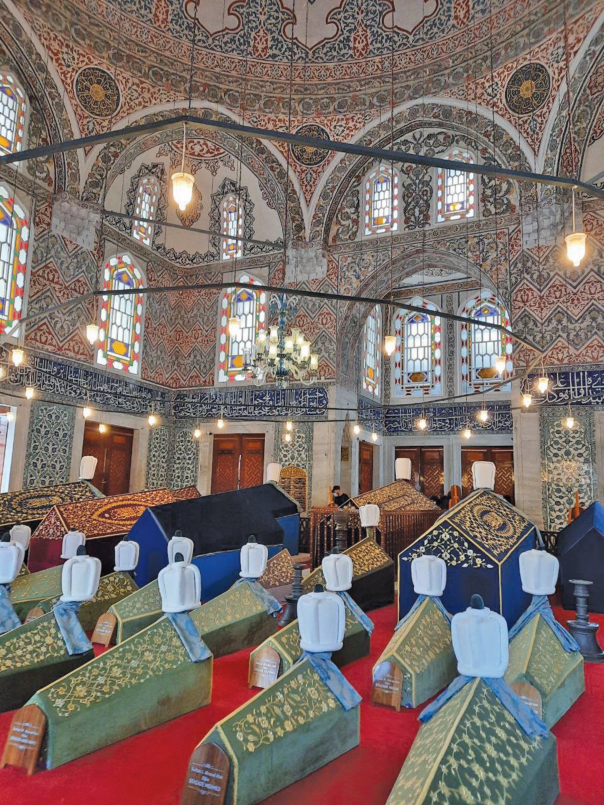 MAKAM menempatkan pusara Sultan Ahmet ini terletak di luar Istana Topkapi berhampiran Masjid Biru.