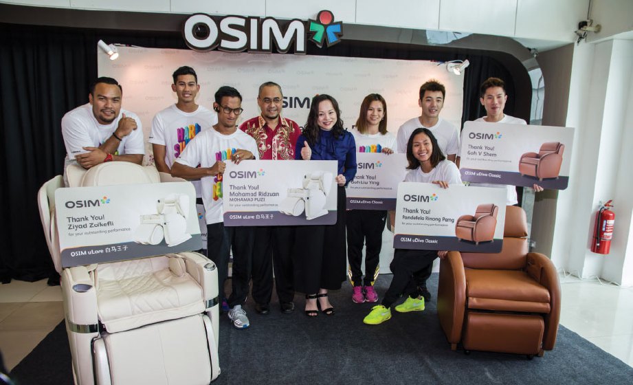 CHIA (lima dari kiri) bersama pemenang pingat yang menerima sumbangan kerusi dan peranti urut Osim.