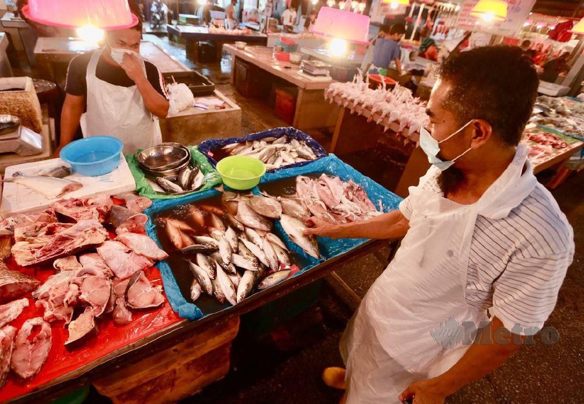 Tinjauan di Pasar Datuk Keramat mendapati harga ikan pelaling dan ikan kembung pada harga sekitar rm16.00 sehingga rm24.00 berikutan harga bekalan naik kesan dari PKP baru-baru ini. FOTO FATHIL ASRI