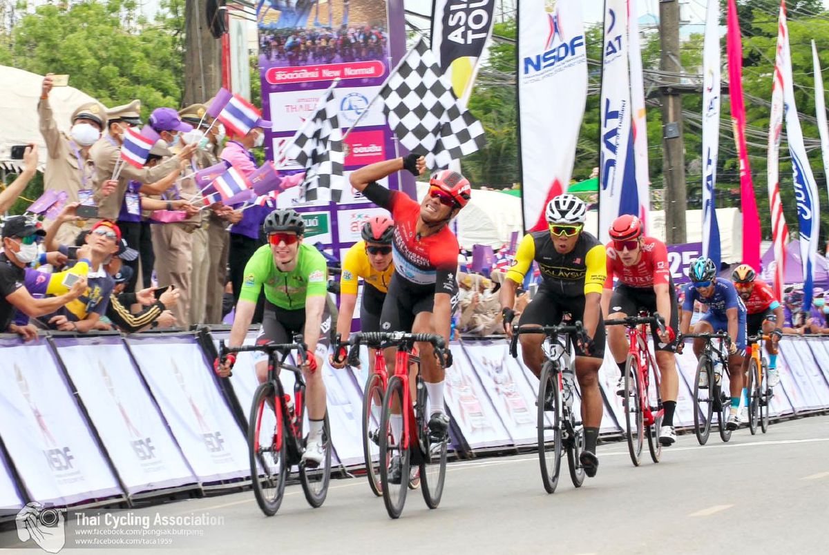 HARRIF melintasi garisan penamat di tempat pertama. FOTO Thai Cycling Association