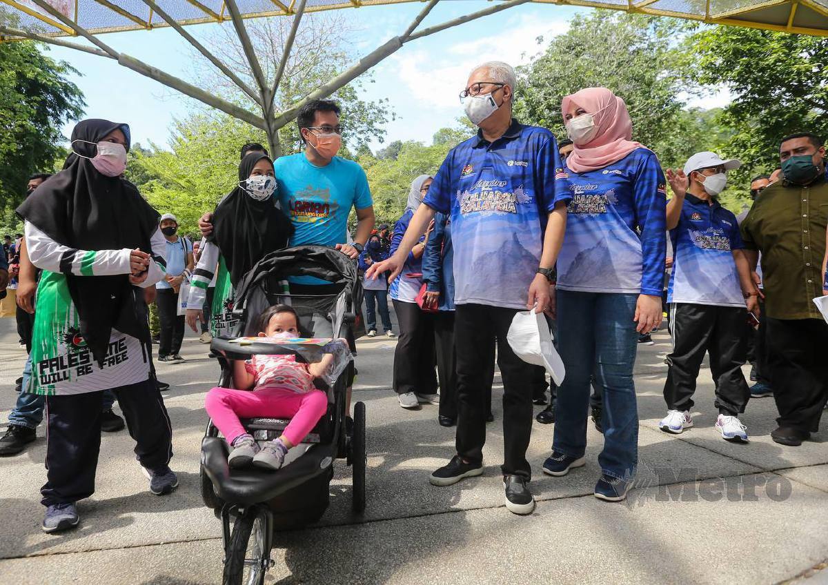 ISMAIL Sabri bersama Rina (kanan) beramah mesra dengan pengunjung yang hadir pada Majlis Pelancaran Bulan Keluarga Malaysia 2021 di Taman Botani Perdana Kuala Lumpur. FOTO Aswadi Alias