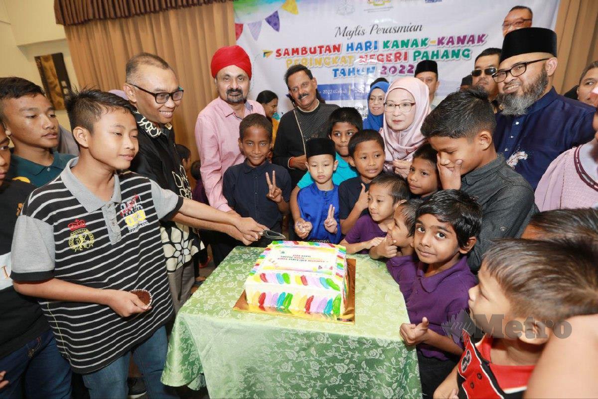 Zulkhairi Zainol Abidin (dua dari kiri) memotong kek bersama kanak-kanak pada Majlis Sambutan Hari Kanak-Kanak peringkat negeri Pahang 2022. FOTO MOHD RAFI MAMAT