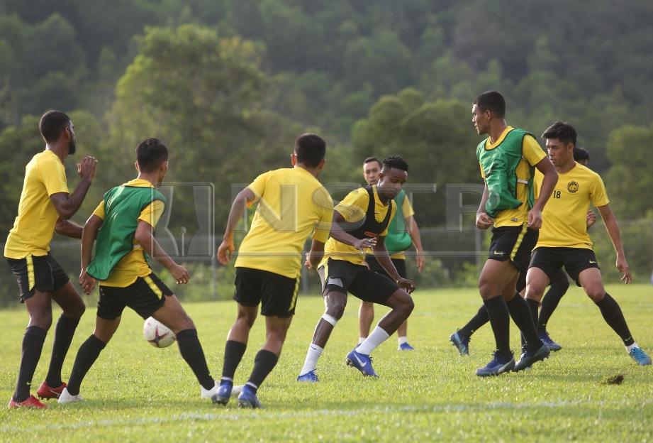 PEMAIN Kebangsaan menjalani latihan ringan pada hari kedua sempena persiapan menjelang perlawanan Piala AFF 2018 kumpulan B menentang Myanmar pada sabtu ini di Padang Universiti Sains Islam Malaysia (USIM) Nilai. FOTO/HAZREEN MOHAMAD