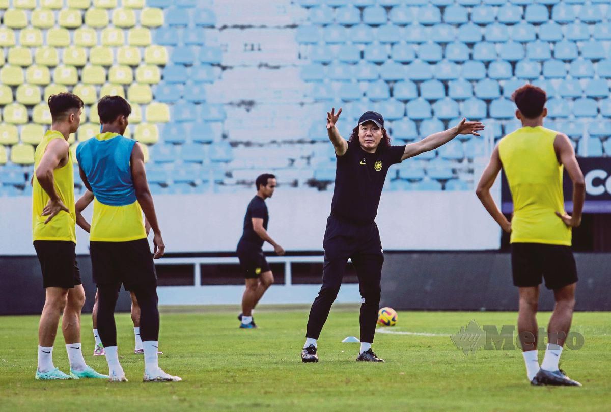 PAN-gon (dua dari kanan) memberi arahan kepada pemain ketika sesi latihan Harimau Malaya. FOTO ARKIB NSTP 