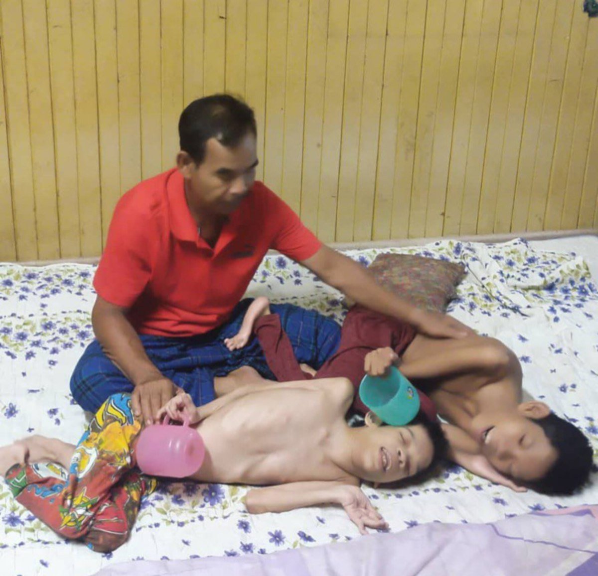 MOHD Zain sabar dan tabah menjaga dua anaknya yang menghidapi penyakit Celebral Palsy di Kampung Kok Keli , Tumpat. FOTO Ihsan Mohd Zain Abdullah