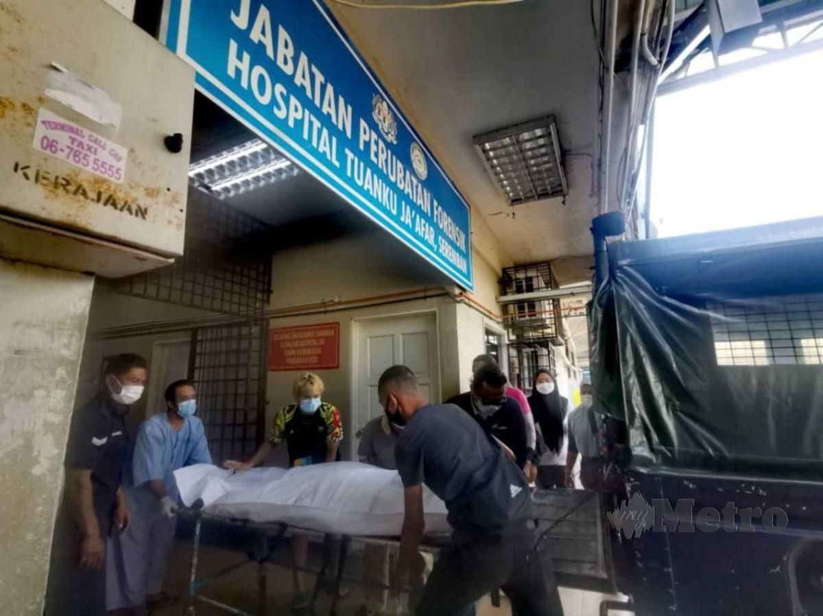 JENAZAH Khairil Anwar dibawa ke Jabatan Forensik Hospital Tuanku Jaafar (HTJ) Seremban. FOTO Ahmad Hasbi 