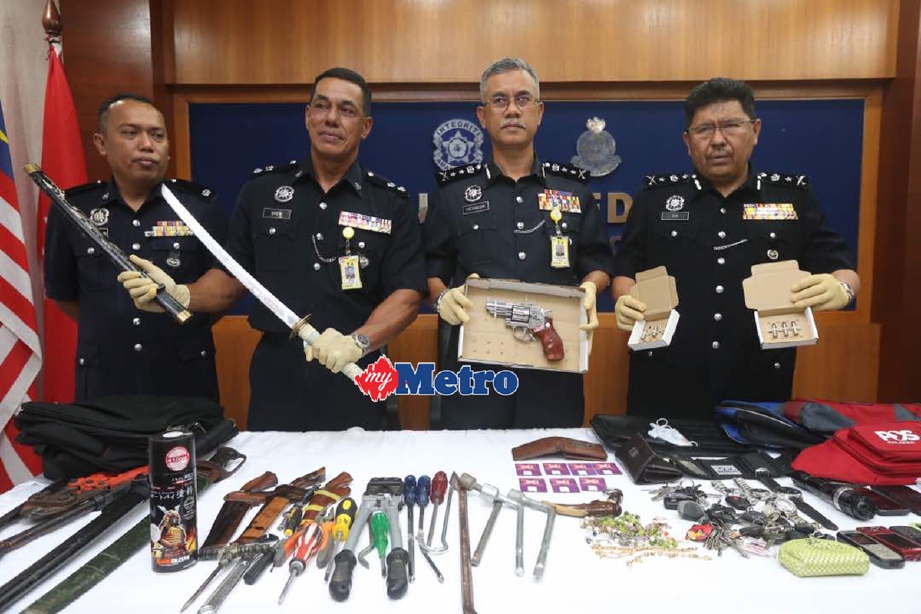 Ketua Polis Kelantan Datuk Hasanuddin Hasan (dua dari kanan) menunjukkan senjata dan barangan yang dirampas daripada kumpulan Harry Gunung. - Foto ZAMAN HURI ISA