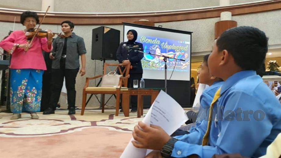 DR Siti Hasmah membuat persembahan di hadapan 114 pelajar. FOTO Hamzah Osman. 