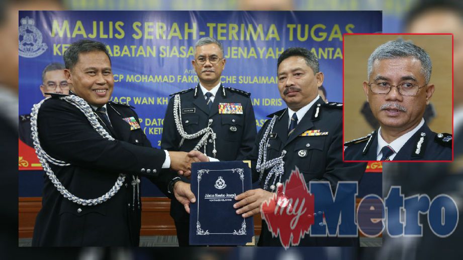 Ketua Polis Kelantan Datuk Hasanuddin Hassan (tengah) menyaksikan pertukaran dokumen antara Asisten Komisioner Mohamad Fakri Che Sulaiman (kiri) kepada Asisten Komisioner Wan Khairuddin Wan Idris. FOTO Zaman Huri Isa.