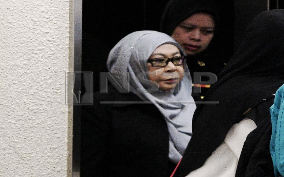 Hasanah diiringi pegawai SPRM sebelum didakwa dengan enam pertuduhan pecah amanah melibatkan wang milik kerajaan Malaysia berjumlah RM50.4 juta. FOTO BERNAMA