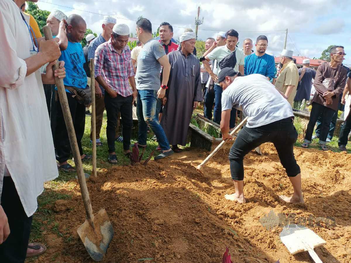 JENAZAH bekas pemain bola kebangsaan, Mohd Hashim Mustapha selamat dikebumikan di Tanah Perkuburan Islam Al-Husna (1) Kampung Guchil Baung Bayam, di sini, hari ini. FOTO Siti Rohana Idris