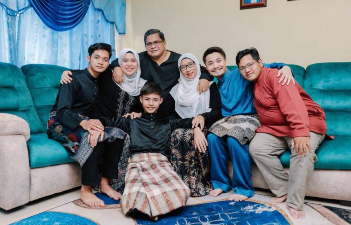 HASIF Hijrah (duduk tengah) bersama keluarganya. FOTO Ihsan Hijrah Azahah