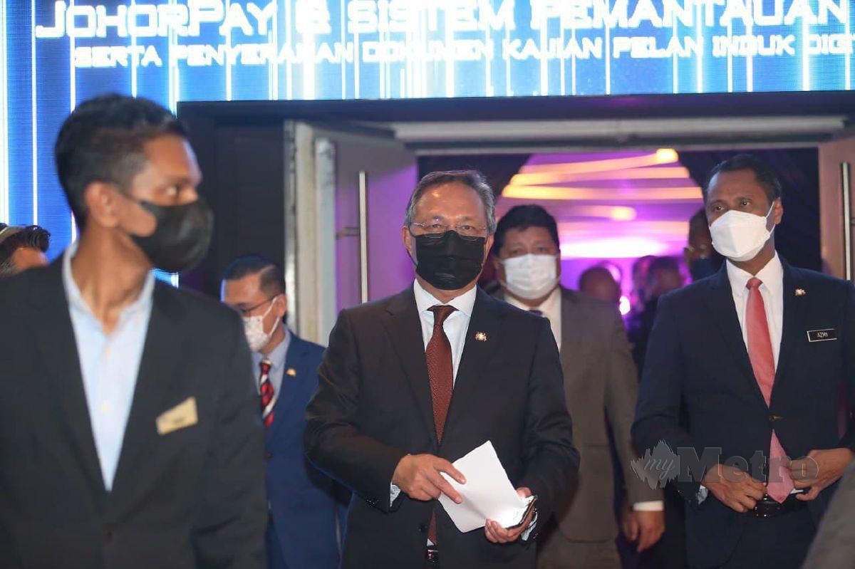 Hasni (tengah) bersama Setiausaha Kerajaan Negeri, Datuk Azmi Rohani (kanan) ketika hadir Majlis Pelancaran JohorPay dan Sistem pemantauan Projek (JoMS) serta Penyerahan Dokumen Kajian Pelan Induk Digital Johor 2030 di Hotel Thistle, Johor Bahru, Johor. FOTO NUR AISYAH MAZALAN