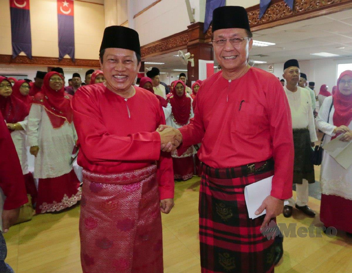 HASNI bersalaman dengan Ahmad ketika hadir  Mesyuarat Umno Bahagian Pontian di Dewan Jubli Intan Pontian. FOTO Nur Aisyah Mazalan