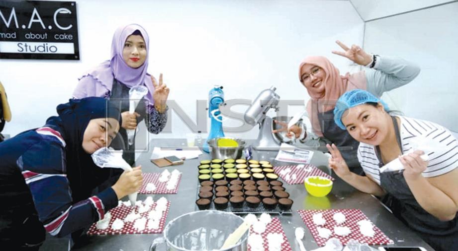 ANTARA peserta yang menyertai bengkel pembuatan kek dan biskut.