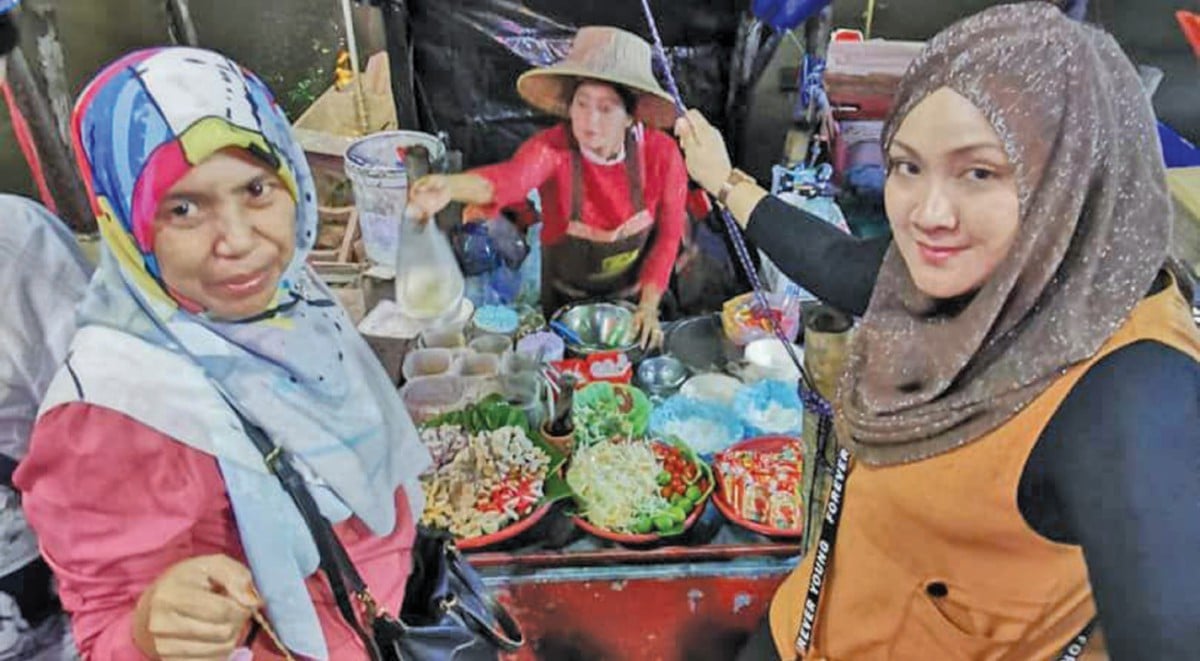 PEMINAT hidangan boleh mencuba pelbagai menu autentik Thailand di pasar terapung.