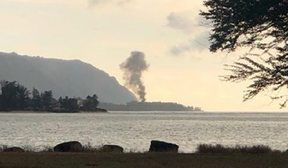 KEPULAN asap yang berpunca daripada nahas kapal terbang dilihat dari pantai Kaiaka Bay Beach Park, Haleiwa, Hawaii. FOTO: Agensi