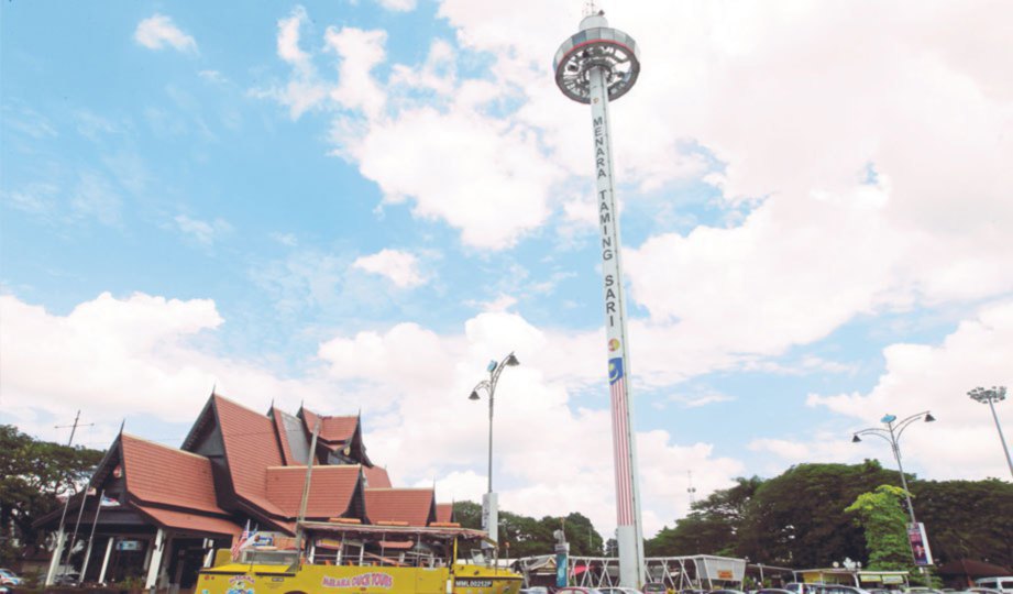 MENAIKI Menara Taming Sari memperlihat pemandangan bandar Melaka.