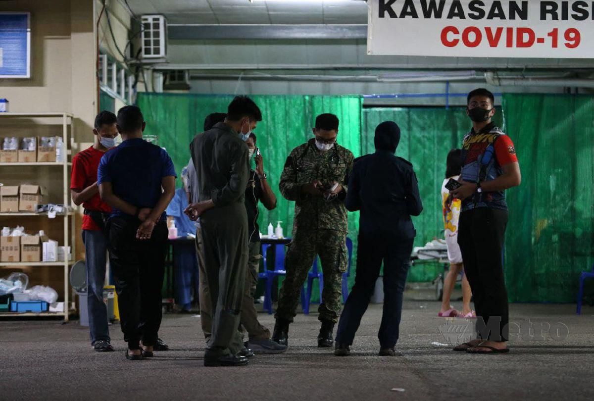 ANGGOTA TUDM tiba di Jabatan Kecemasan Hospital Seberang Jaya selepas kejadian. FOTO MIKAIL ONG