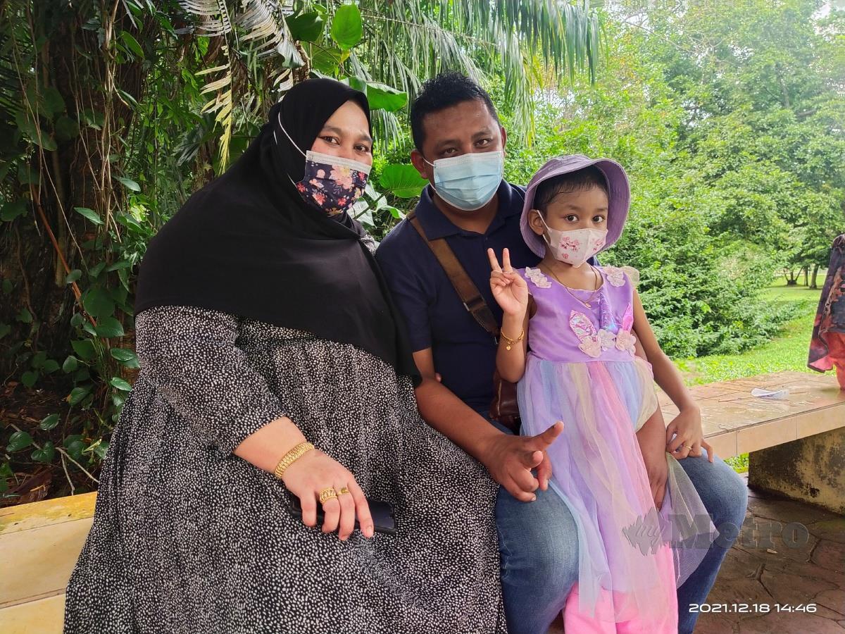 NURUL Natrah bersama Talha dan anak tunggal mereka, Nurul Syifa yang menghidap menghidap barah darah jenis AML pada program riadah keluarga Persatuan FOCCAN di Zoo Taiping, di sini, semalam. FOTO Muhammad Zulsyamini Sufian Suri
