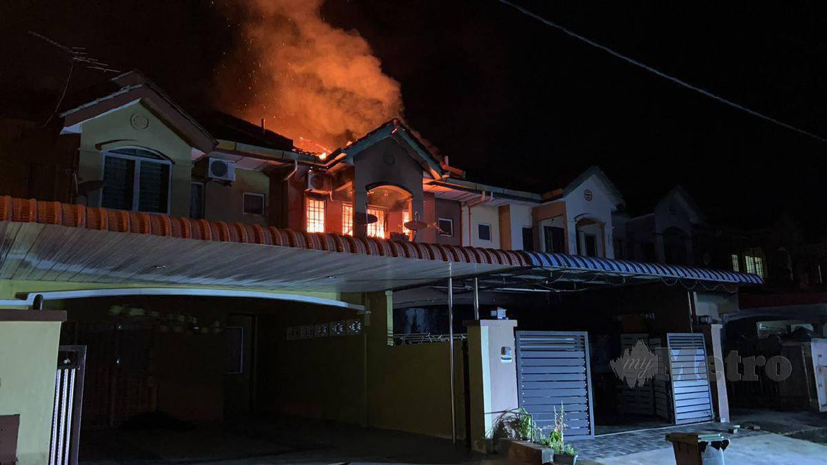 KEBAKARAN yang memusnahkan rumah Hayati di Bandar Puteri Jaya, awal pagi semalam. FOTO ihsan pembaca