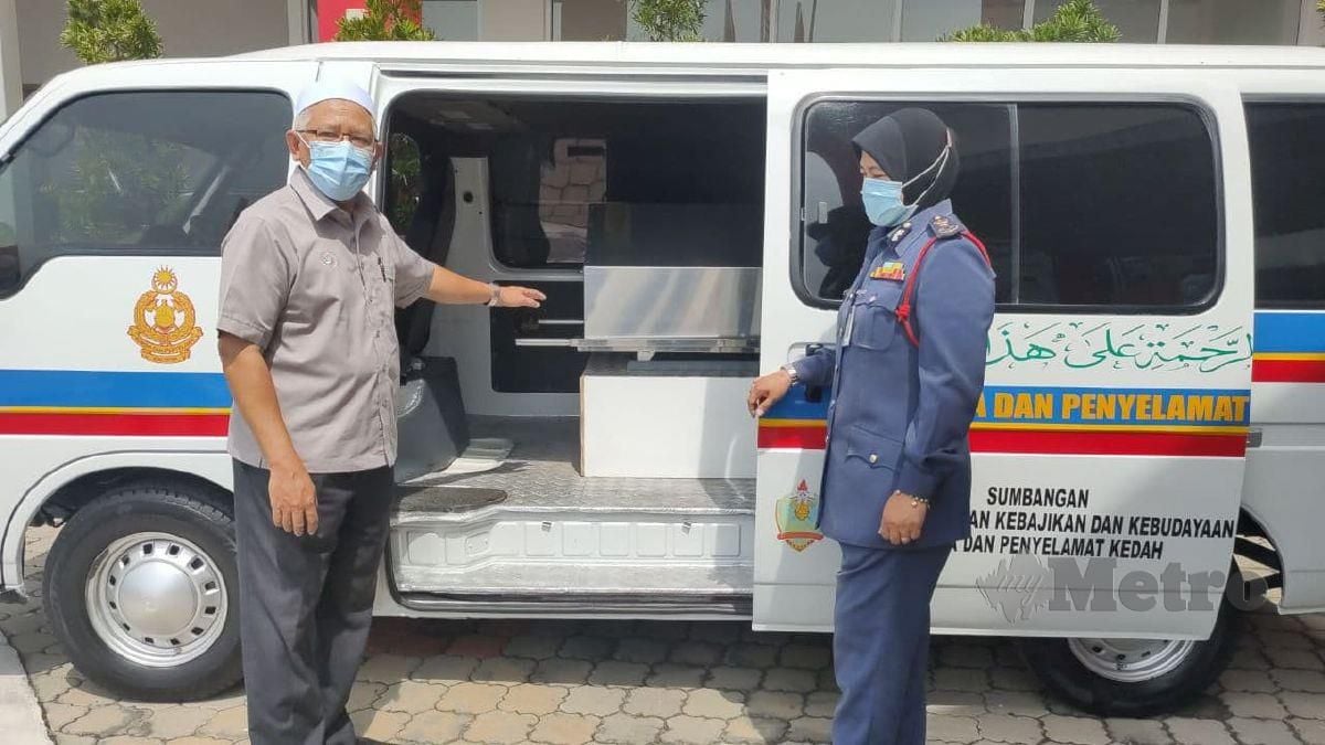 DR MOHD Hayati (kiri) menyampaikan sumbangan van jenazah kepada Pengarah JBPM Kedah, Penolong Kanan Pesuruhjaya Bomba Sayani Saidon untuk kegunaan jabatan itu. FOTO ZULIATY ZULKIFFLI