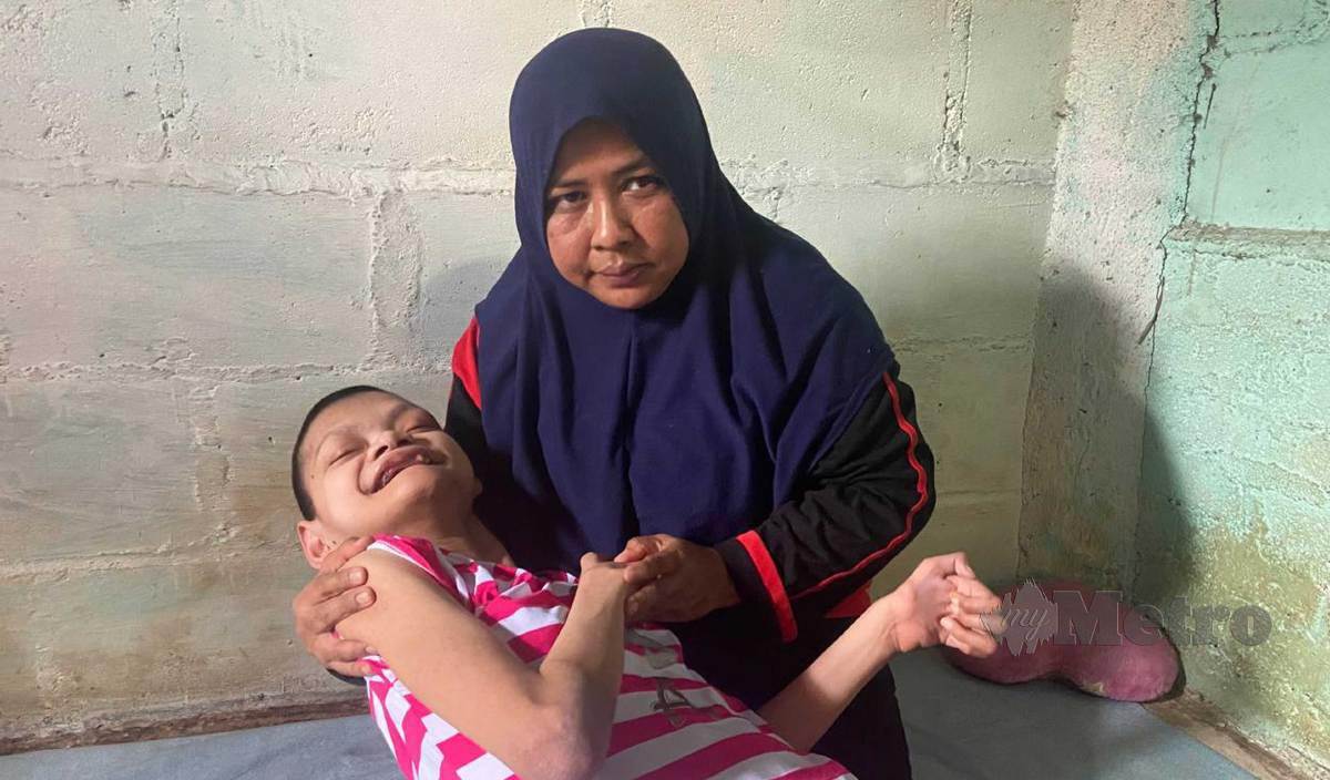 HAZANA juga menjaga adik perempuannya, Siti Zulaiha yang menghidap penyakit saraf Cerebral Palsy (CP) selepas kematian ibu kandungnya. FOTO Hazira Ahmad Zaidi