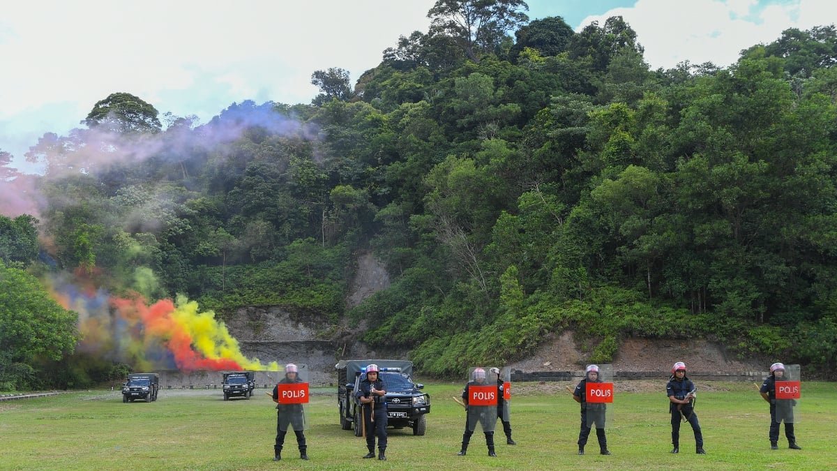 ANGGOTA PDRM membuat persembahan simulasi pada Majlis Penutupan Kursus Light Strike Force (LSF) di Ibu Pejabat Polis Kontinjen Melaka. FOTO BERNAMA