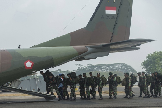 Anggota tentera simpanan Indonesia menaiki pesawat pagi tadi  untuk dihantar ke Riau dan Kalimantan bagi membantu memadam kebakaran hutan. - Foto REUTERS/ANTARA
