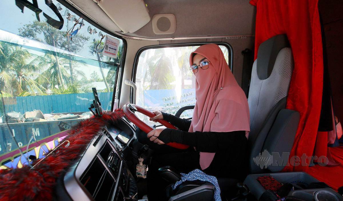 NURAZLINDA bukan penghalang menjadi pemandu treler di sebuah syarikat di Telok Gong, Pelabuhan Klang. FOTO Faiz Anuar