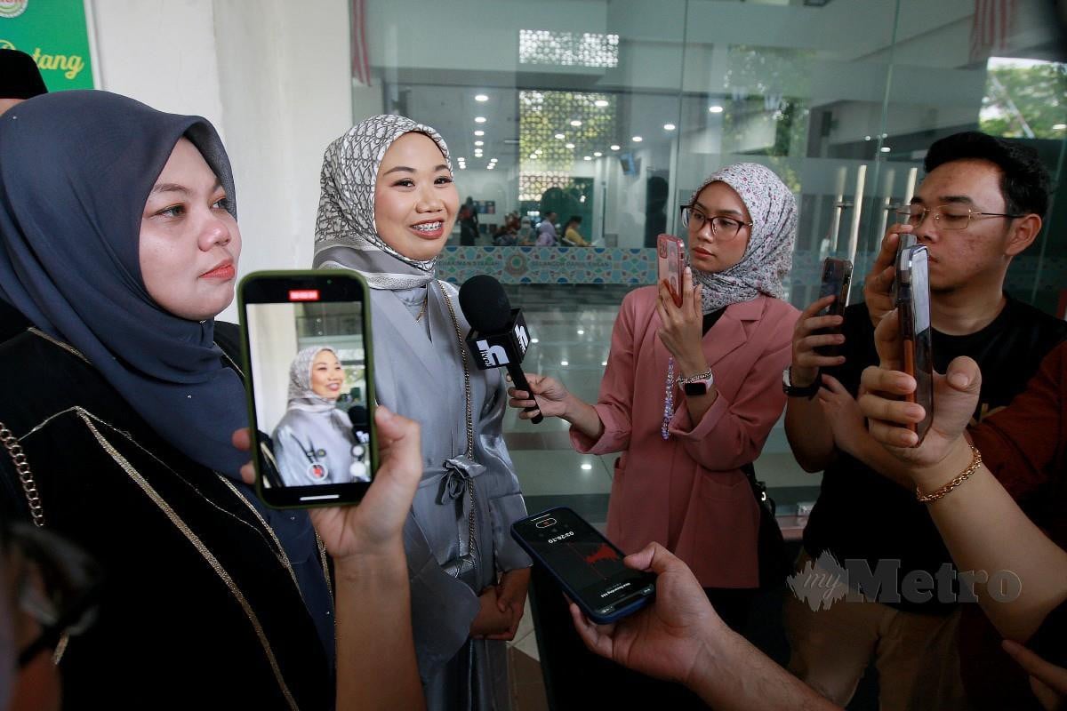 Nurul Shuhada (dua dari kiri) hadir di Mahkamah Rendah Syariah Shah Alam berhubung kes Hadanah. FOTO FAIZ ANUAR