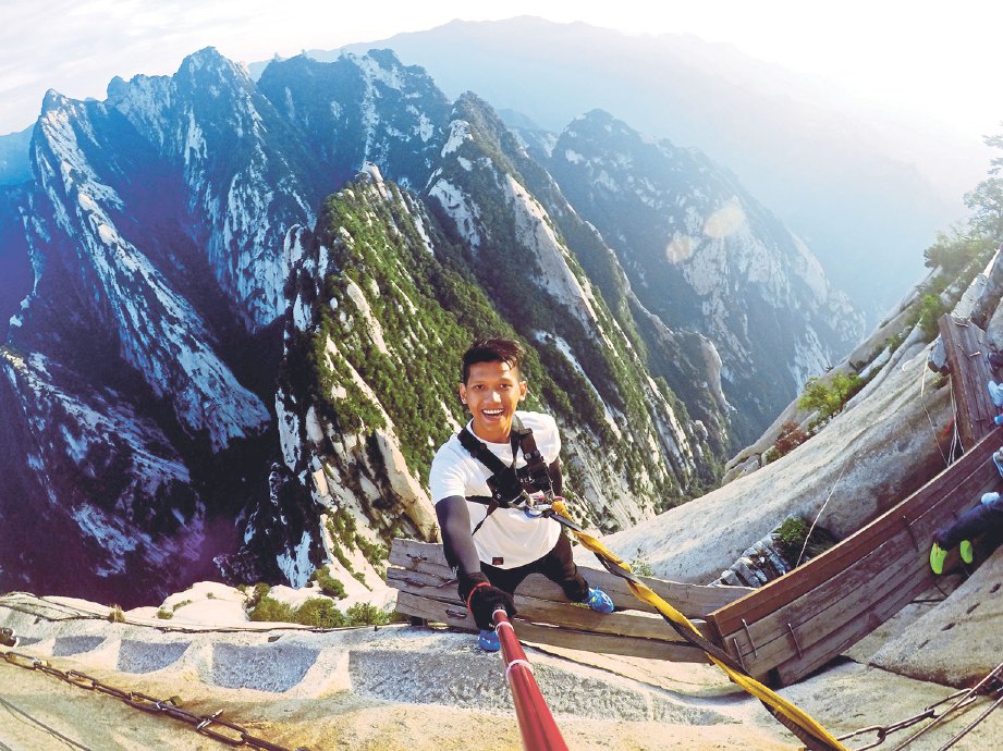 KALA menyertai aktiviti pendakian di Gunung Huashan, China.