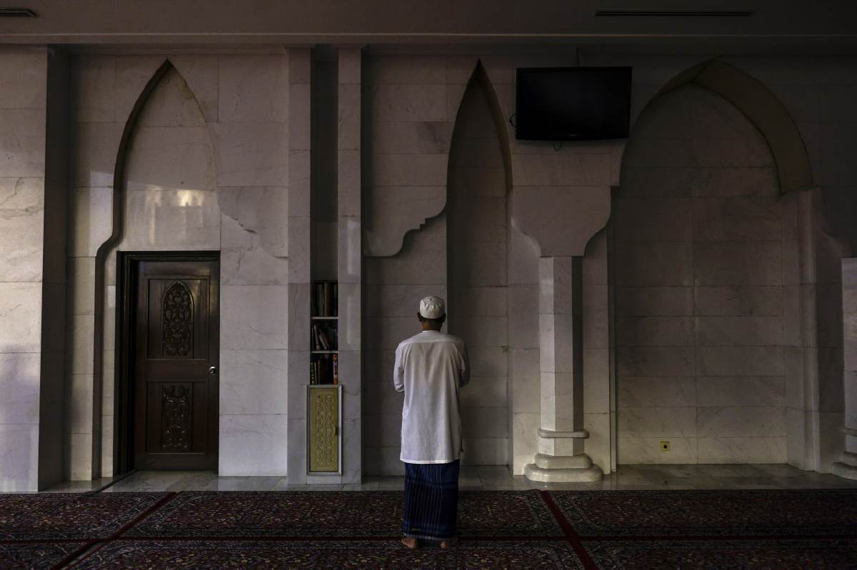 ISLAM sebenarnya telah mengajarkan kepada kita pelbagai kaedah untuk ‘healing’ dan menenangkan fikiran seperti mendirikan solat dengan khusyuk. FOTO Arkib BERNAMA