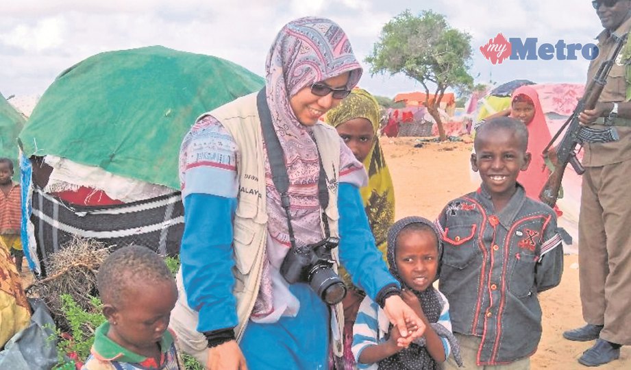 NOR Zafirah bersama kanak-kanak dalam misi kemanusiaan di bumi bergolak. FOTO NSTP