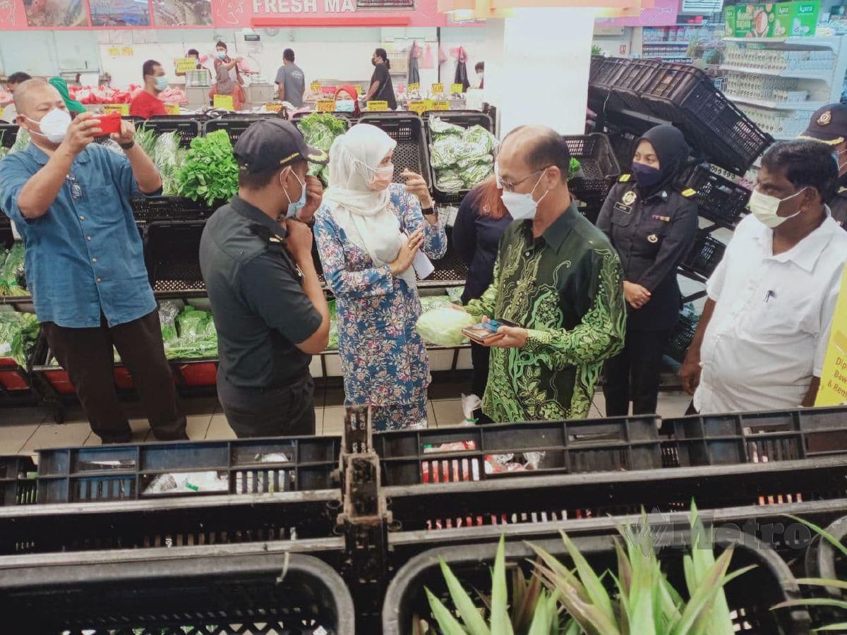 HEE SEM meninjau harga sayur di sebuah pasaraya di Bandar Jasin, hari ini. FOTO AMIR MAMAT