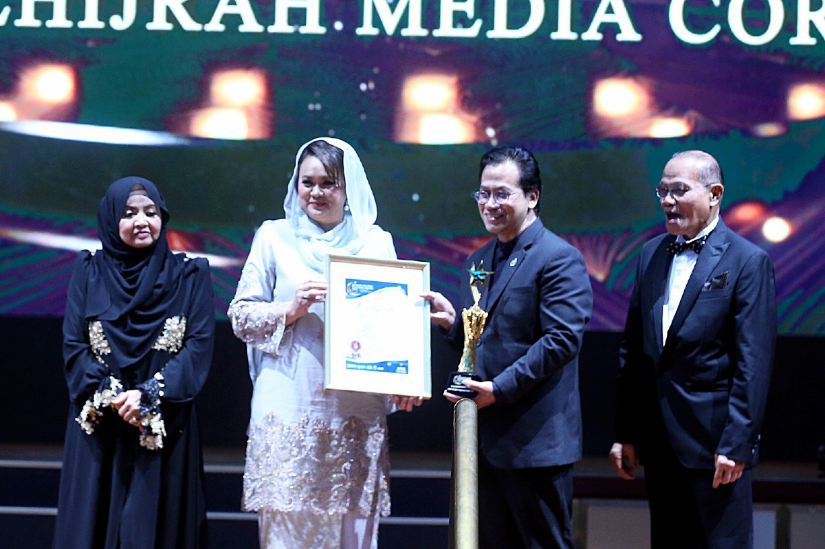 Farinawati menyampaikan anugerah kepada wakil TV AlHijrah