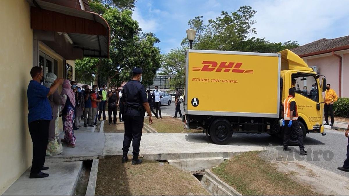 VAN syarikat logistik, DHL Express yang membawa vaksin Covid-19 Pfizer-BioNTech tiba bagi tujuan penyimpanan di pekarangan Klinik Kesihatan Ayer Hangat, Langkawi. FOTO HAMZAH OSMAN