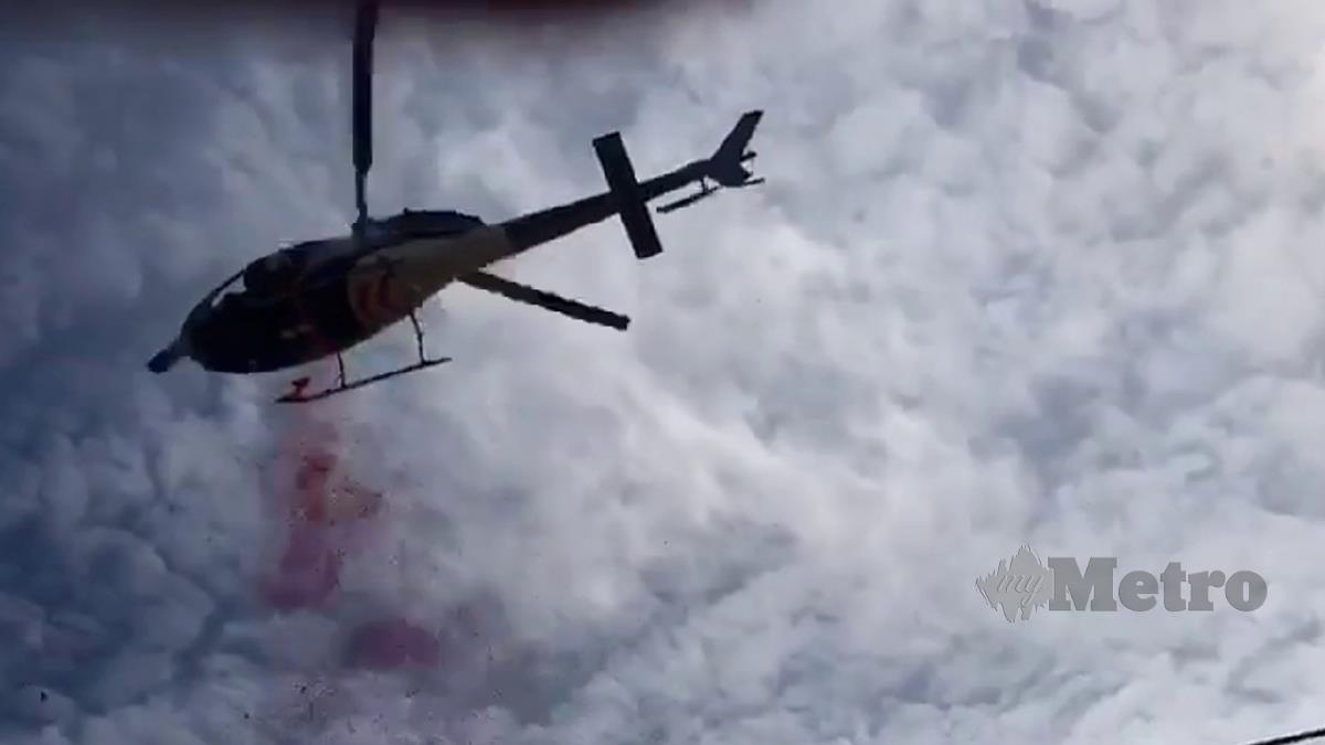 TANGKAP layar menunjukkan helikopter yang berlegar ketika perarakan pengkebumian jenazah di Little India, di sini, semalam. FOTO Video tular